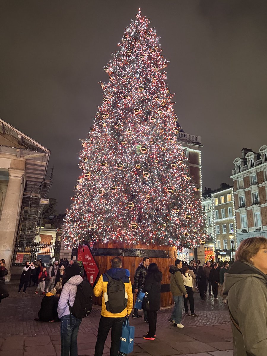 Now THAT’S a tree. #Christmas23 #CoventGarden #London