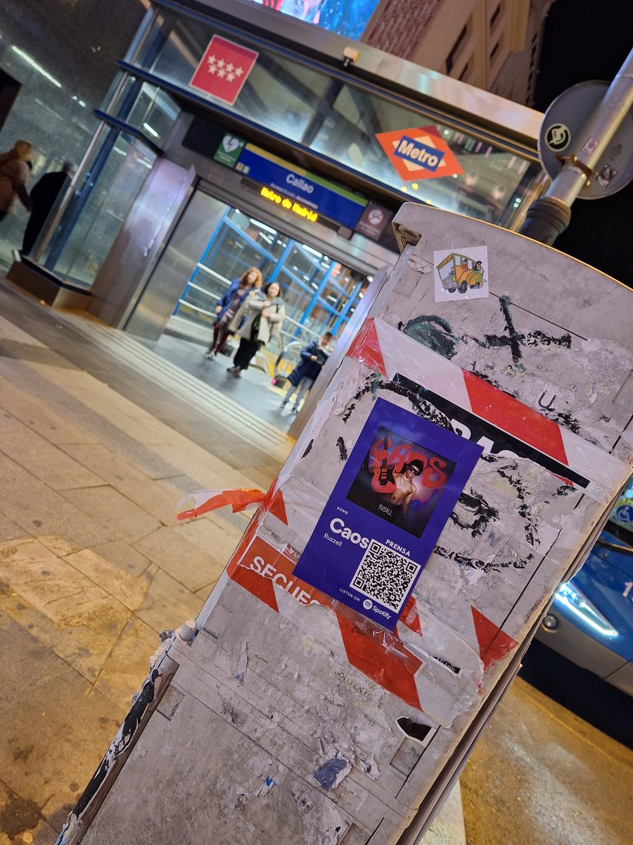 SpanglishBuzz's tweet photo. Presente @ruzzellmusic en las calles de Madrid 🔥🎸🔥🛹 #caos #Madrid #España #PuertoRico #Spotify #Metro https://t.co/mrxjyxrO3H