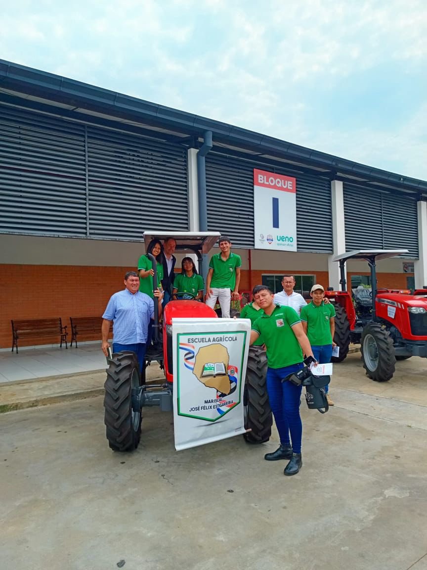 GBoqueron's tweet photo. ESCUELA AGRÍCOLA DE BOQUERÓN RECIBE MAQUINARIAS E IMPLEMENTOS AGRÍCOLAS

La Escuela Agrícola Mariscal Estigarribia de Boquerón recibió un tractor, una sembradora y una pulverizadora. El proyecto contó con el apoyo de  ITAIPU, (UNOPS) https://t.co/ZkTex9whAf