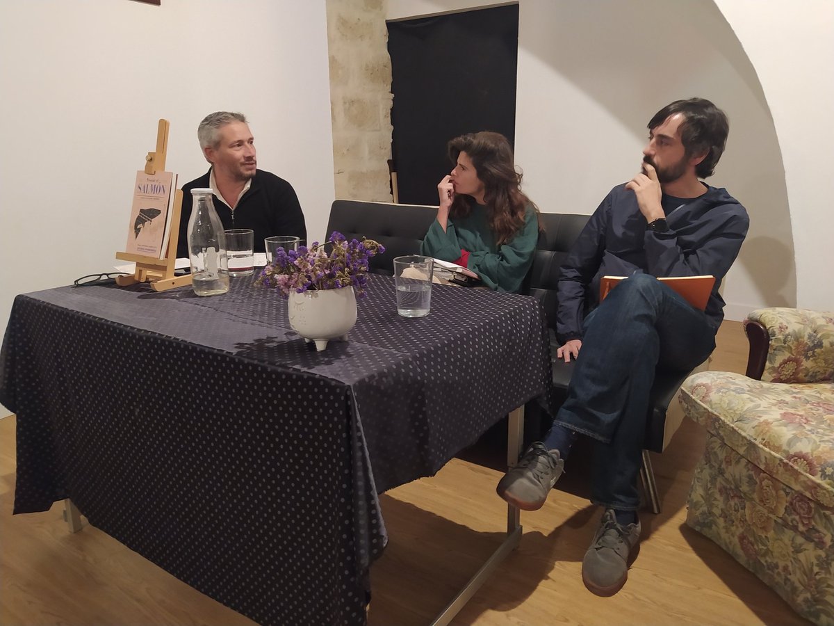 Zimmerman1982's tweet photo. Estamos en el @CorralDsA, en #Jerez, en la presentación del libro "Pescar el salmón", editado por @Capitan_Swing y escrito por @EconoCabreado; aquí hay enjundia y debate. https://t.co/CmaEOMAlo4