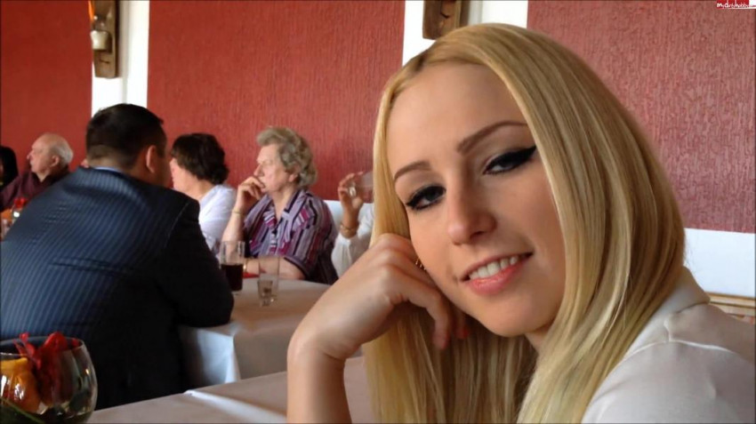 und dieses arch linux das ist wirklich kostenlos und der quellcode liegt komplett frei im internet?