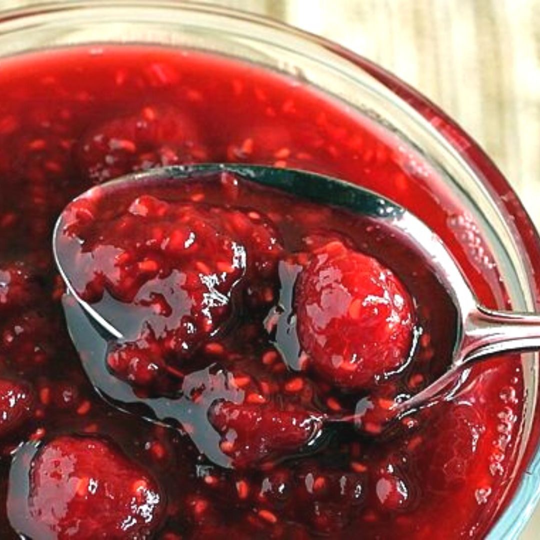 Forgot the cranberry sauce for Thanksgiving tomorrow? No problem! Grab that bag of frozen Washington raspberries from the freezer to whip up this easy Raspberry Sauce. Happy Thanksgiving!
redrazz.org/recipe/raspber…