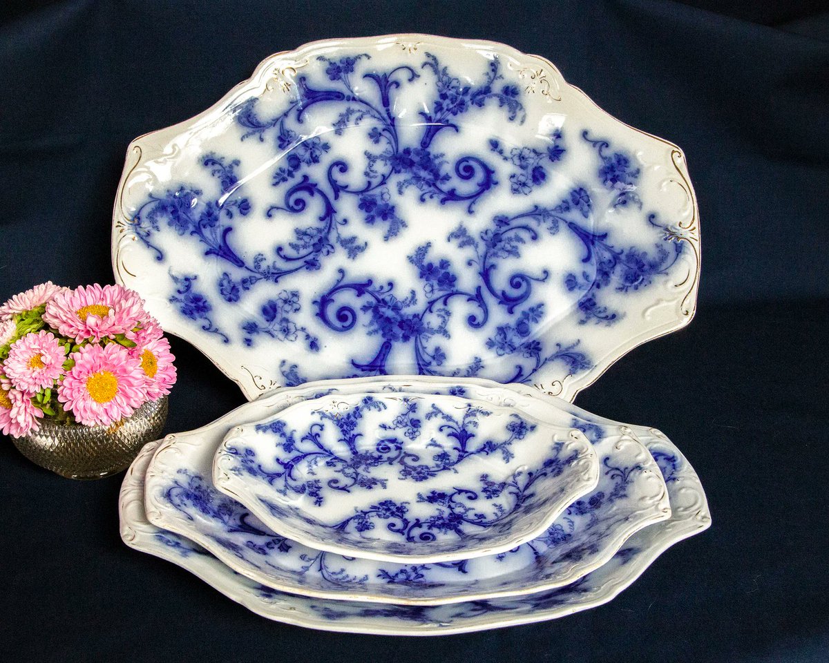PriddeyCat's tweet photo. Looking forward to festive entertaining? These gorgeous antique Ridgways graduated serving platters are just the thing. Flow blue Gainsborough pattern, dated 1898. The largest measures 45cm x 32.5cm.
https://t.co/6IMpU1XYOZ
#vintageshowandsell #flowblue #FestiveSeason https://t.co/qGSFpZwyqc