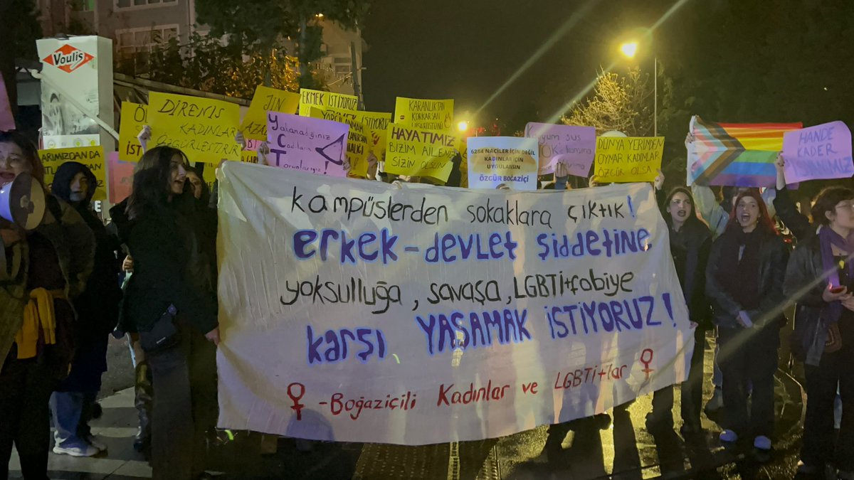 feministboun's tweet photo. Boğaziçili kadınlar ve LGBTİ+lar olarak 25 Kasım için Hisarüstü sokaklarında eylemdeydik. Yürümemizi engellemek isteyen devletin kolluk güçlerine rağmen buluşup geceleri de sokakları da terk etmediğimizi haykırdık.

Erkek-devlet şiddetine karşı 25 Kasım’da sokaklara! https://t.co/07waaaTXj8