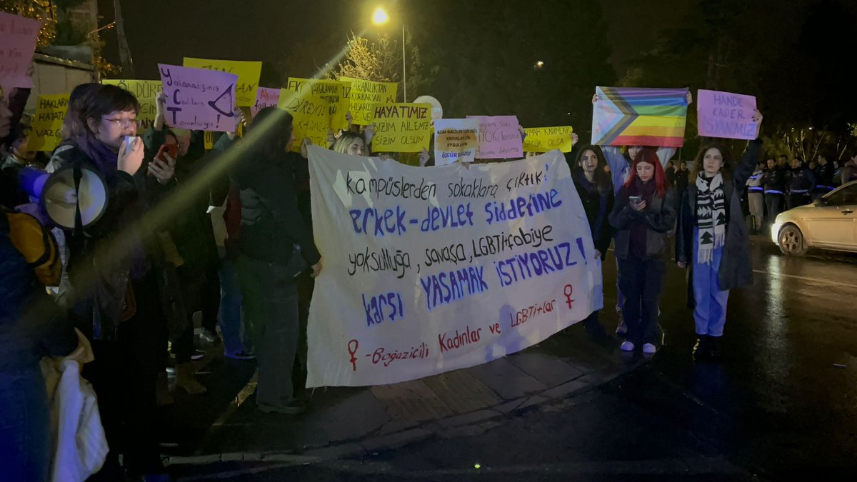 feministboun's tweet photo. Boğaziçili kadınlar ve LGBTİ+lar olarak 25 Kasım için Hisarüstü sokaklarında eylemdeydik. Yürümemizi engellemek isteyen devletin kolluk güçlerine rağmen buluşup geceleri de sokakları da terk etmediğimizi haykırdık.

Erkek-devlet şiddetine karşı 25 Kasım’da sokaklara! https://t.co/07waaaTXj8