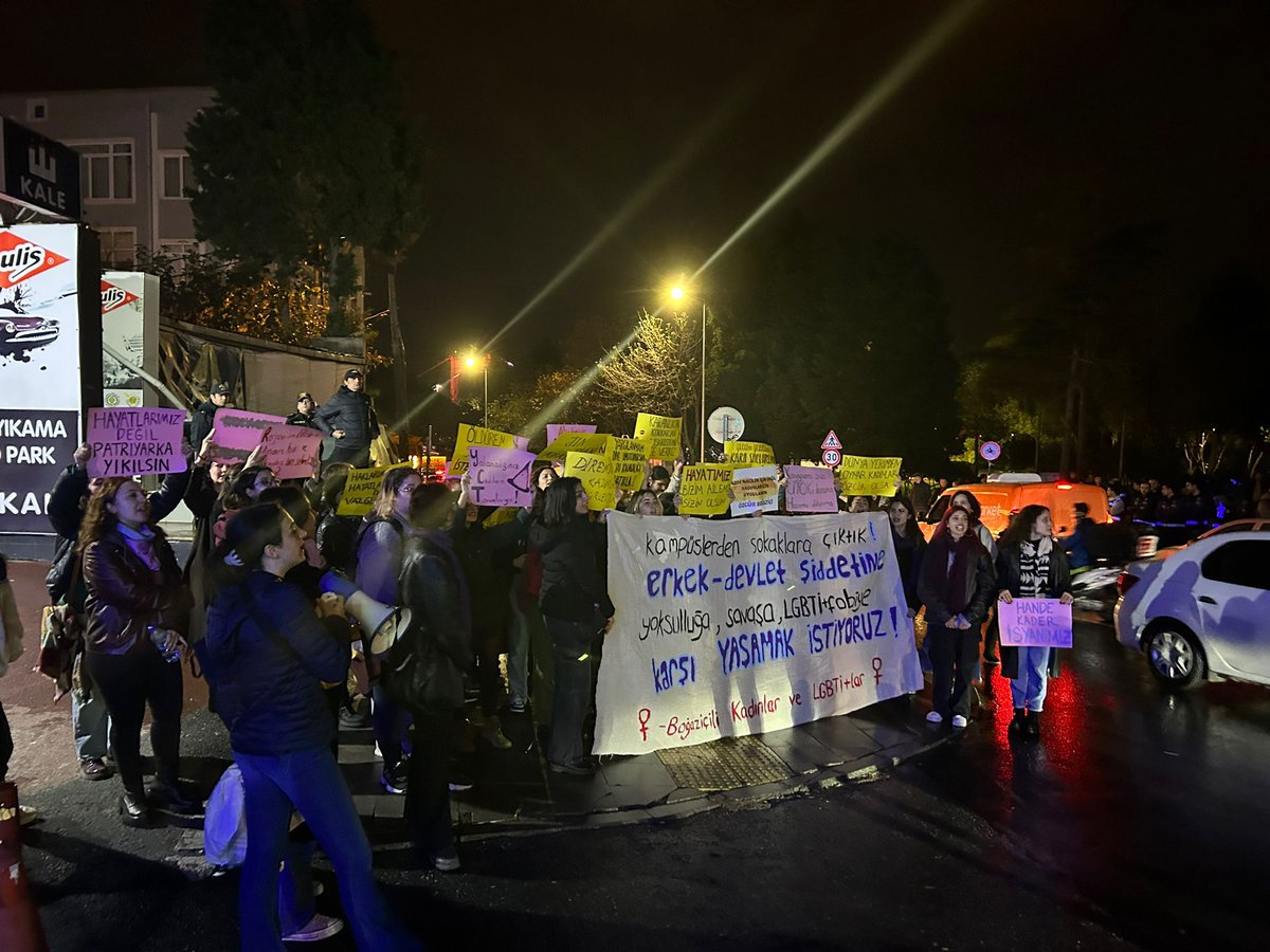 feministboun's tweet photo. Boğaziçili kadınlar ve LGBTİ+lar olarak 25 Kasım için Hisarüstü sokaklarında eylemdeydik. Yürümemizi engellemek isteyen devletin kolluk güçlerine rağmen buluşup geceleri de sokakları da terk etmediğimizi haykırdık.

Erkek-devlet şiddetine karşı 25 Kasım’da sokaklara! https://t.co/07waaaTXj8