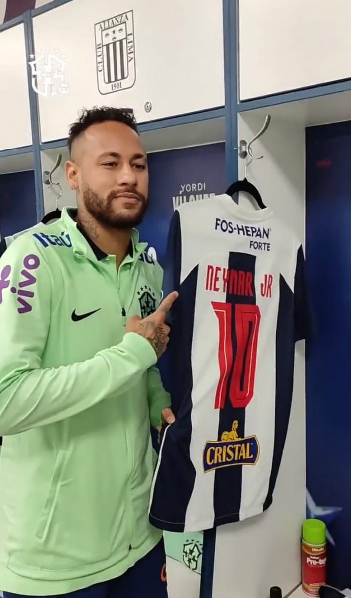 sangrecrema1924's tweet photo. Después de esta foto Brasil perdió 3 partidos seguidos por primera vez en su vida (y en Brasil por primera vez en la historia), y encima Neymar se lesionó de gravedad. 

Tengo miedo 😰 https://t.co/B7khiGfEgv