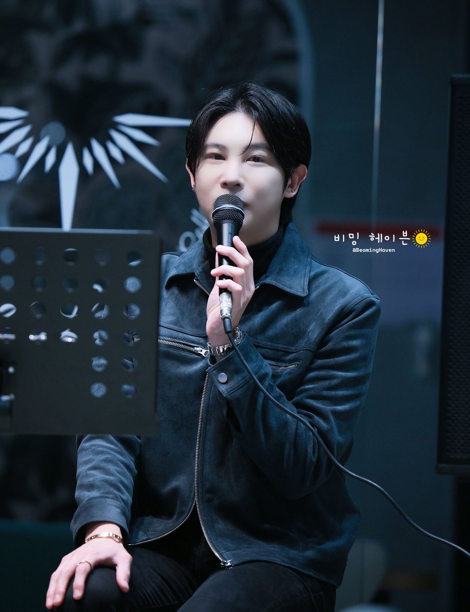 BeamingHaven's tweet photo. 231118 브랜드엘 라이브 이유🩷

@LUsyndrome 🥲🩷😙🥰😭
#포커즈 #이유 #Fcuz #LeeU https://t.co/NqJHhSvUIW