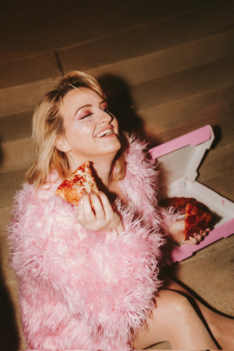 Joykapp's tweet photo. Hot and fresh pizza delivery,  but make it #Barbie
#itsnotdeliveryitsdigiornos #model #Pink #cityscapes #pizza https://t.co/JfGhiyQ5Ds