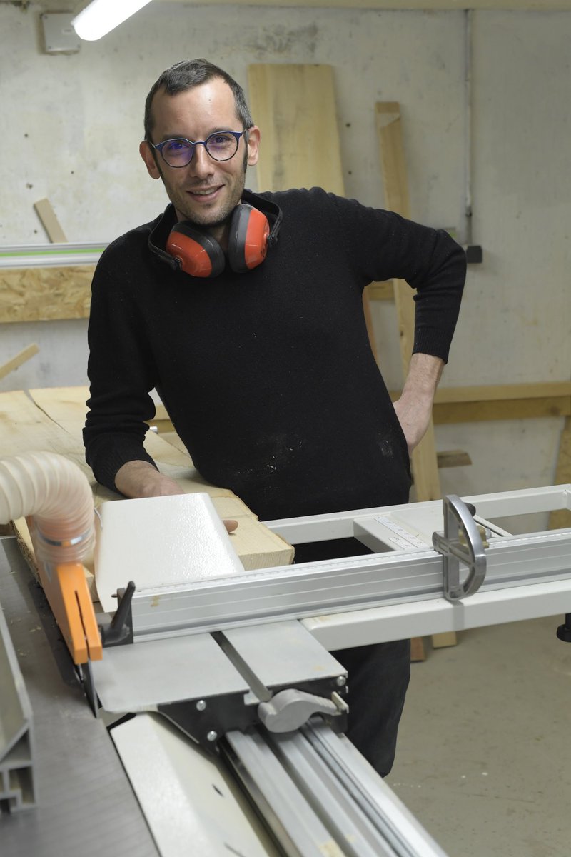 le_menuisier's tweet photo. En cette #SemaineDuHandicap, je partage ma victoire sur mon handicap visuel. Grâce à l'adaptation de mon poste de travail par plusieurs services, je contribue pleinement à @lemenuisier #manufactureduboscetfils. L'inclusion renforce notre force collective. #Inclusion #Adaptation https://t.co/V9mFKL7j3A