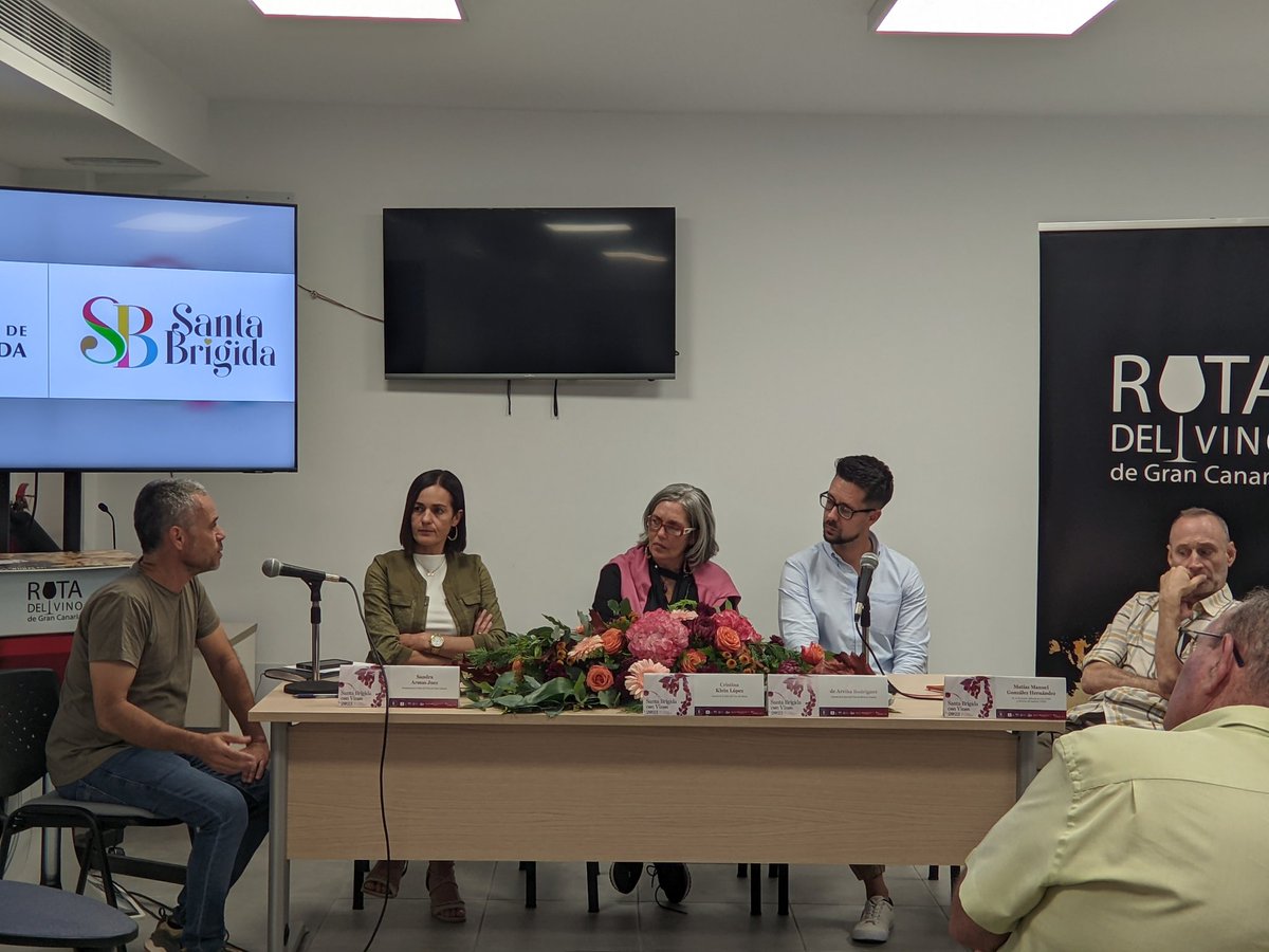 canarias_activa's tweet photo. Rafa Molina, gerente de Etnoexperience Canarias y socio de #ActivaCanarias, modera esta mesa sobre #enoturismo y #sostenibilidad 

Todo ello en el marco de las jornadas técnicas de la #rutadelvinodegrancanaria en Santa Brígida con vino https://t.co/C8YGlz6Ivq