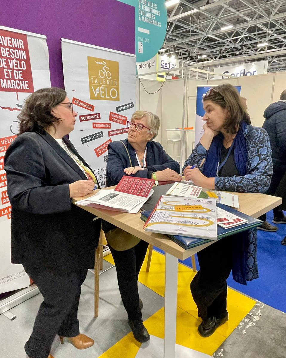 Signature au <a href="/salondesmaires/">Salon des Maires et des Collectivités</a> de la convention de partenariat entre le Club et l'<a href="/UnionHlm/">UnionHlm</a> avec <a href="/emmacosse/">Emmanuelle Cosse</a>. L'occasion d'échanger sur les actions des bailleurs qui favorisent les mobilités actives, à retrouver sur le guide QPV publié du Club 👉 villes-cyclables.org/mediacenter/up…
