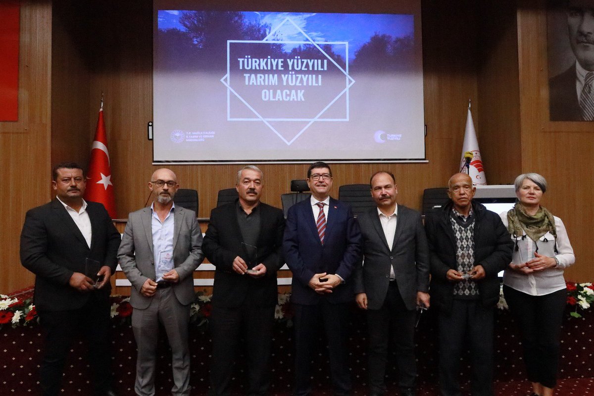 muglatarim's tweet photo. @muglatarim ailesi olarak, göreve geldiği ilk günden beri her gönüle giren, çalışkanlığı ve gayretiyle hepimize örnek olan İl Müdürümüz @barissaylak’a, tarım ve hayvancılık vizyonuna katkılarından dolayı en derin şükranlarımızı sunuyor, çıktığı yolda başarılar diliyoruz. https://t.co/NVyslxGtEh