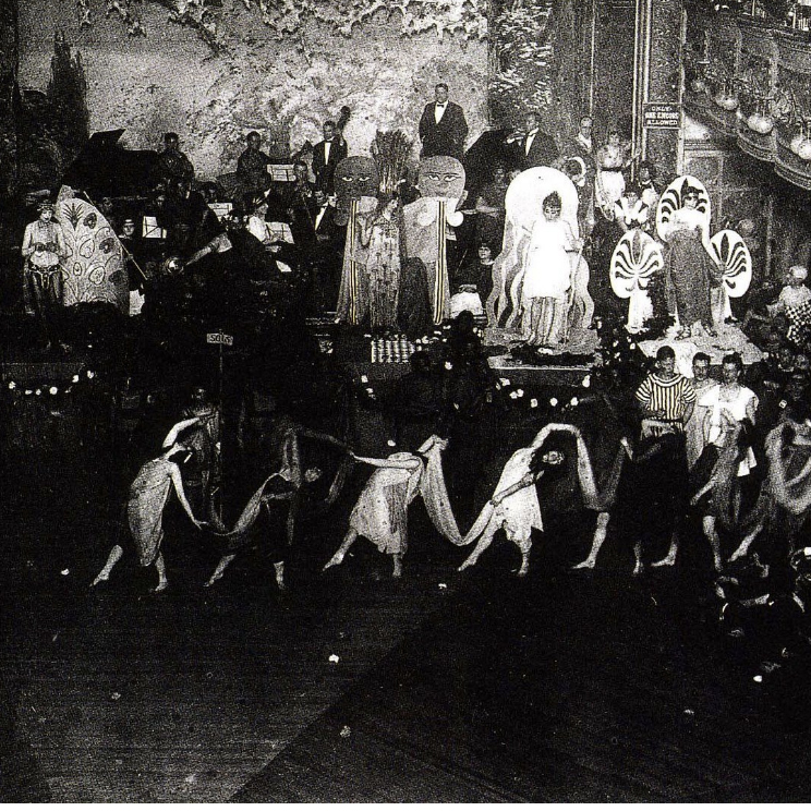 shogafilms's tweet photo. The Faggots’ Ball

Rockland Palace was the home of the Hamilton Lodge Ball, the largest of the drag balls during the 1920s and early 30s. Founded by the Grand United Order of Odd Fellows in Harlem, Lodge 110 was set up as a fraternal order for affluent African Americans. https://t.co/wmW7XZ7c9t