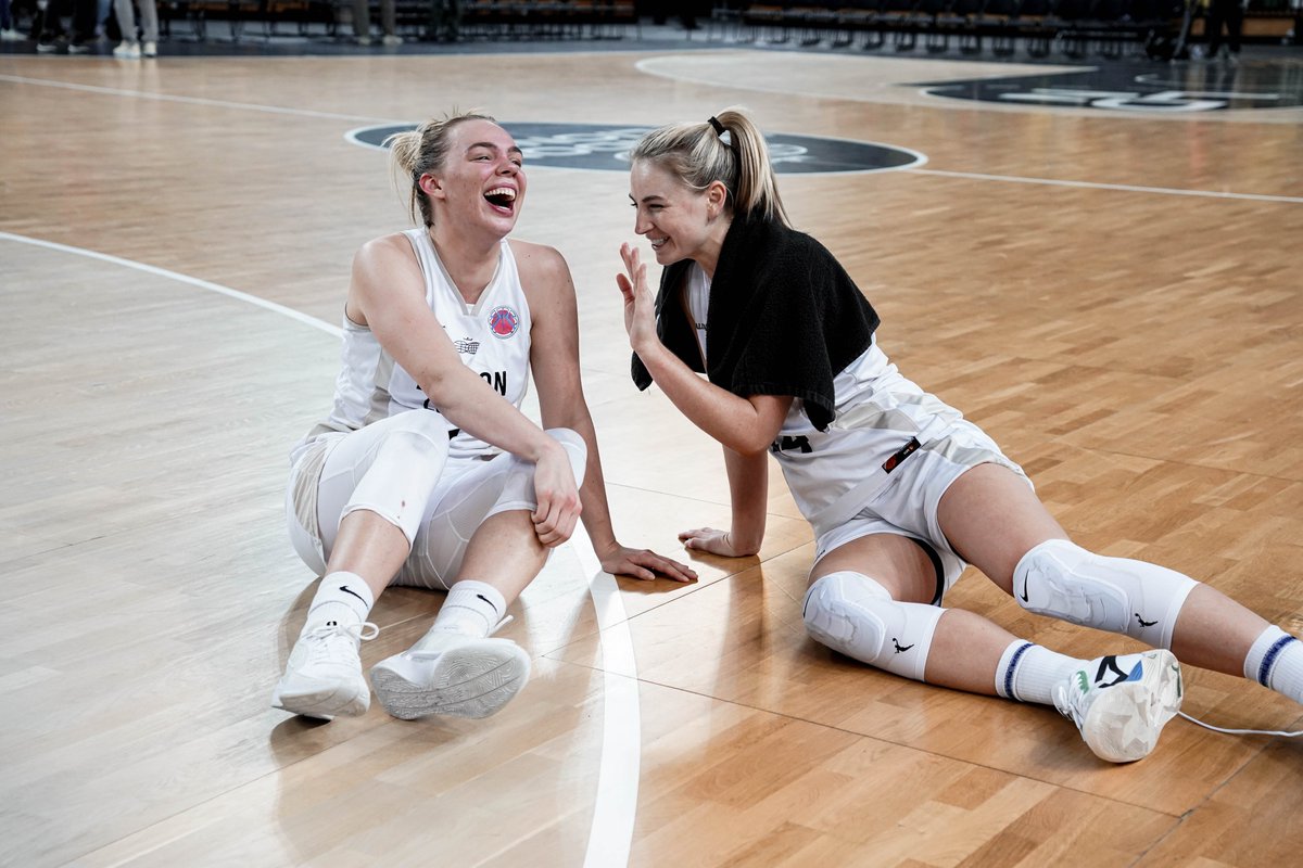 When you and your teammate combine for 44 points in a big @EuroCupWomen fixture... 🦁 @hollywinterburn 🤝 @ksam44 #WeAreLondon #EuroCupWomen #HearOurRoar