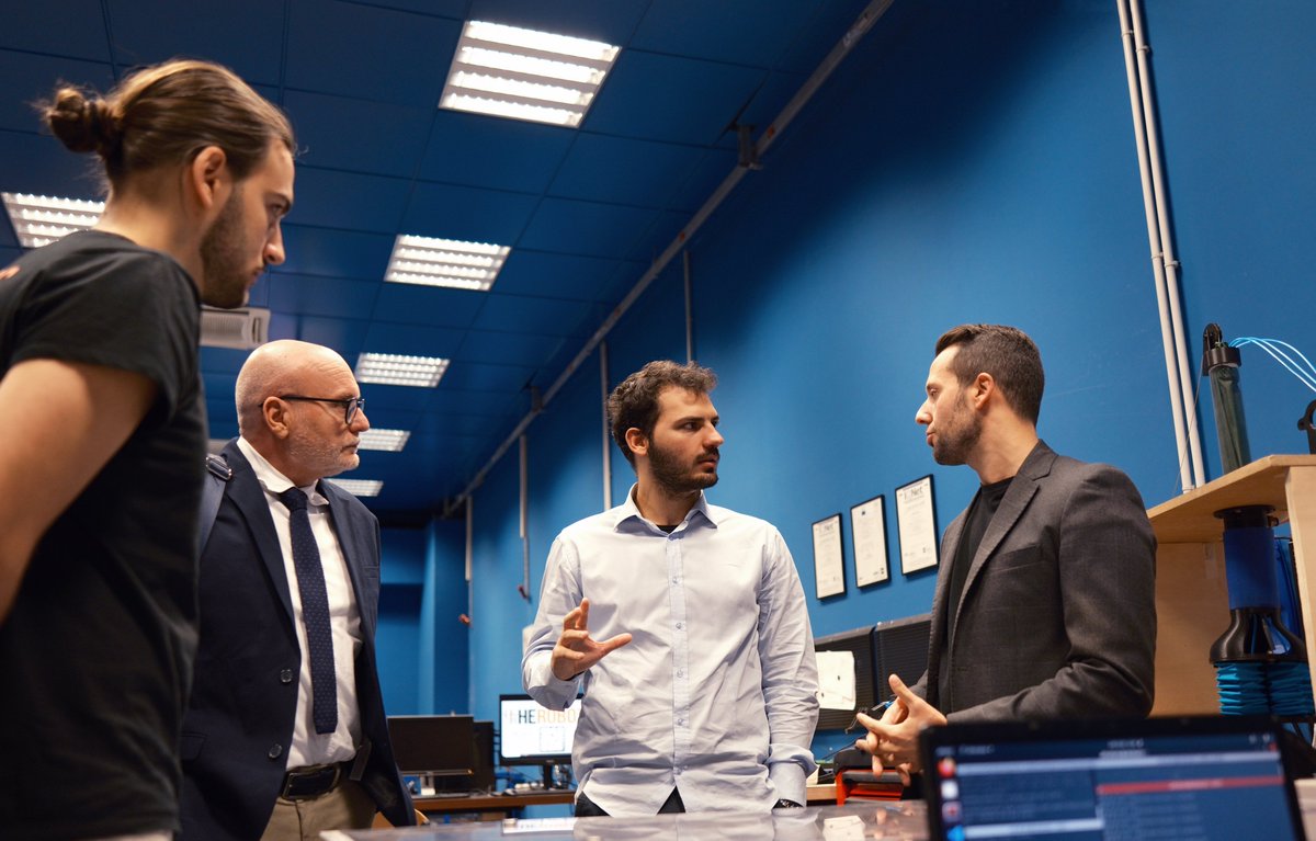 HerobotsCompany's tweet photo. Visit by a leading #aerospace #company, showing our 𝐜𝗼𝗻𝘁𝗶𝗻𝘂𝘂𝗺 𝐫𝗼𝗯𝗼𝘁 𝗳𝗼𝗿 𝐩𝐫𝐞𝐜𝐢𝐬𝐢𝐨𝐧 𝐦𝗮𝗻𝘂𝗳𝗮𝗰𝘁𝘂𝗿𝗶𝗻𝗴 🤖🚀

#Robotics #Aerospace #Manufacturing #Continuum #Robots #Innovation #Industry https://t.co/aFCHmsAxAT