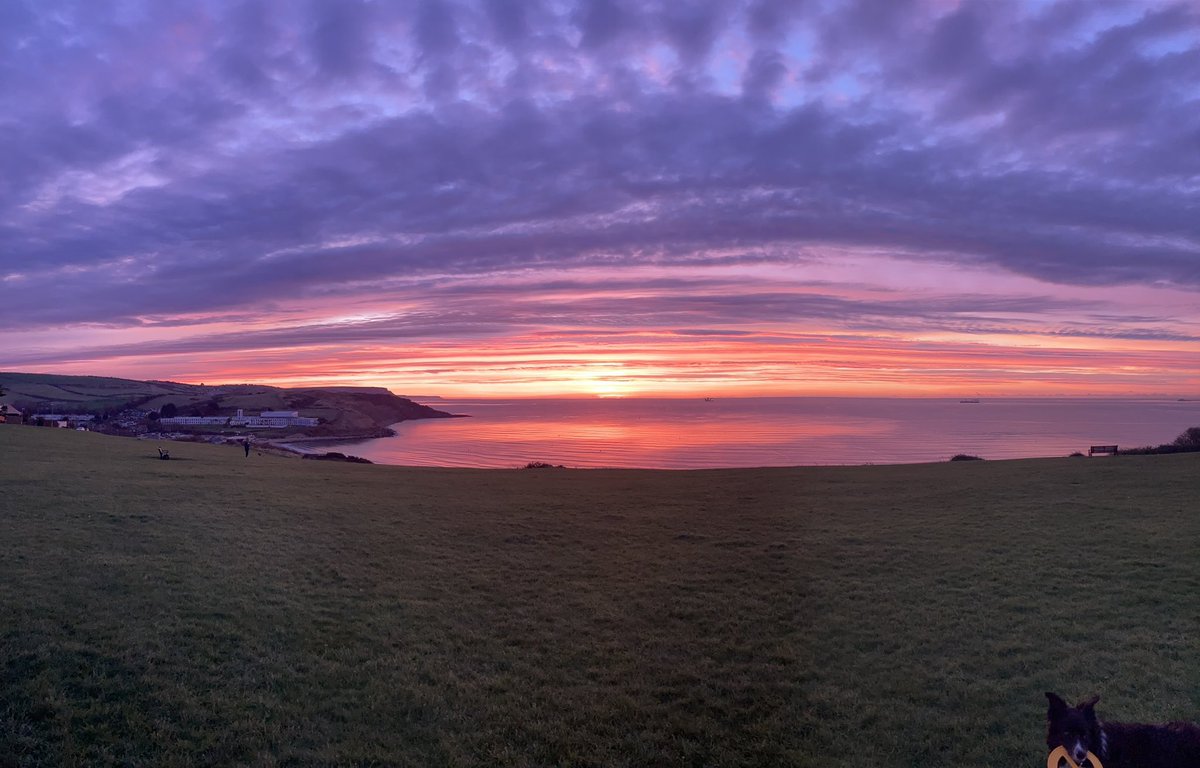 Dodger_Steve's tweet photo. Sunrise at Bowleaze Cove this morning. #sunrise #weymouth https://t.co/BtdFkOf54y