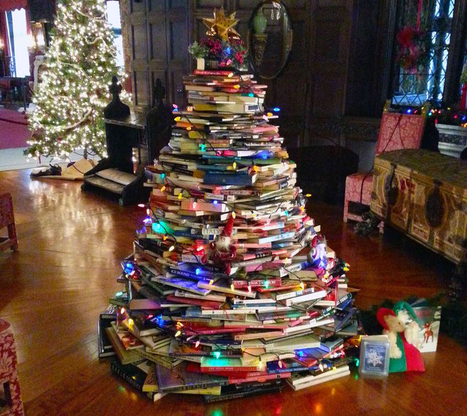When a bookworm puts up a Christmas tree... 🎄🎄🎄 #amwriting #WritingCommunity #BookTwitter