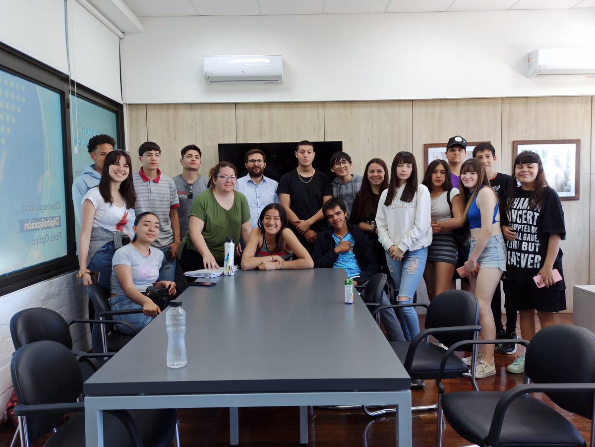 MinisterioCyM's tweet photo. 📚 El ministro @acurciarello recibió hoy la visita de estudiantes de cuarto año del Col. Sec. Mariano Acha de #GeneralAcha.
🗣️ Durante la visita, les contó acerca de las funciones que tenemos a cargo y de las distintas actividades que se realizan desde el ministerio. https://t.co/io3HlGfTPU