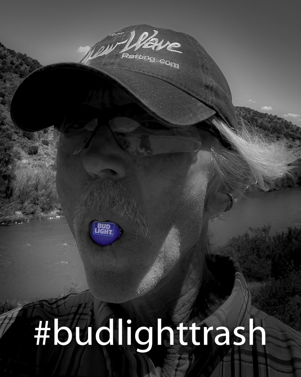 BrittsImages's tweet photo. It's come to this.
#budlighttrash https://t.co/PtonuS08OW https://t.co/ykmyfRV1Mm