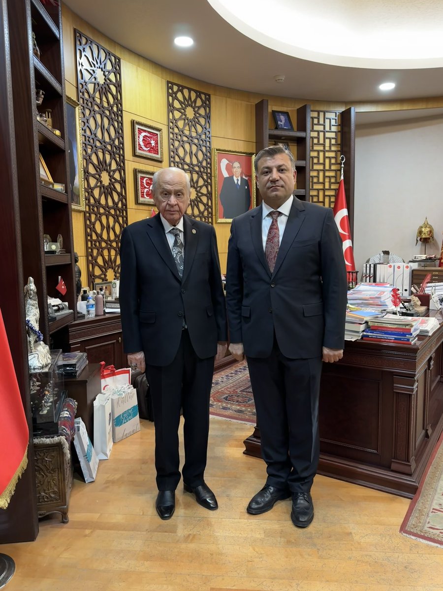 Şanlıurfa Büyükşehir Belediye Başkan Aday Adaylığı başvurumuzu yapıp; Türk siyasetinin ilkeli lideri, yolbaşçımız, Sayın Genel Başkanımız Devlet BAHÇELİ beyefendinin ellerinden öpüp hayır dualarını aldık. İşareti emir, icazeti başımızın üzerinedir. Şanlıurfalı hemşehrilerimize