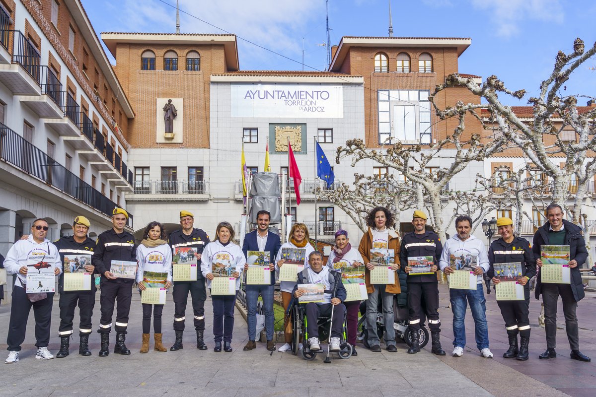 Ale_Navarro_trj's tweet photo. Presentamos el calendario solidario del 2024 de @Asoc_ADEMTA
Miembros de la entidad posan con la @UMEgob para concienciar sobre la esclerosis múltiple.
🗓️Puedes conseguirlo ⬇️
- Sede de ADEMTA (Centro Polivalente Abogados de Atocha)
 -📱655 67 52 66
ℹ️ https://t.co/6fOKLNKTL8 https://t.co/d1B3KYn7XV