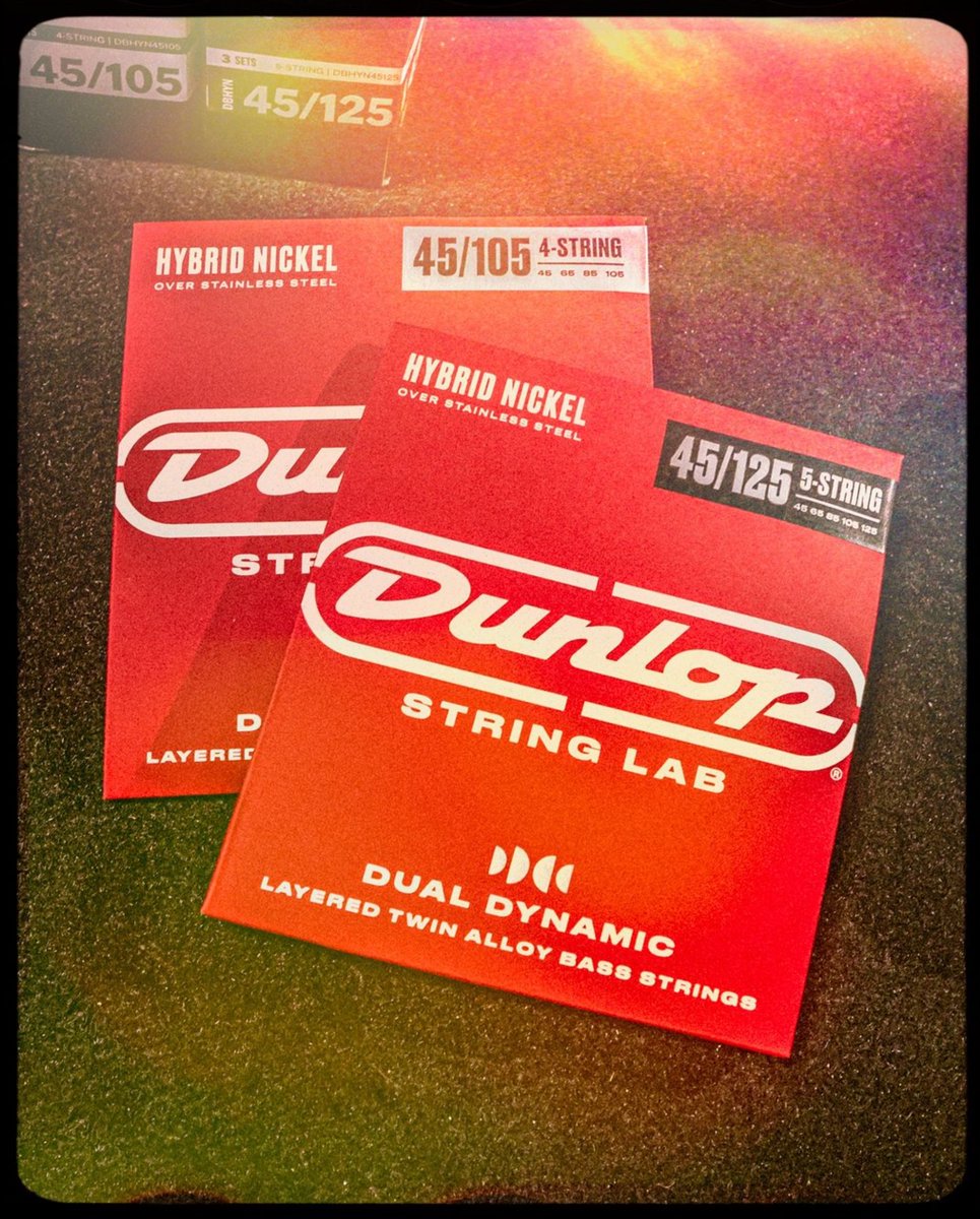 musicdistrib's tweet photo. Bajistas, ¿prefieren cuerdas de níquel o de acero? ¿Y si pudieran tener lo mejor de ambos?

Las cuerdas de bajo Dunlop Dual Dynamic Hybrid Nickel les ofrecen precisamente eso, aprovechando el sonido y la sensación únicos de ambos materiales. https://t.co/wLS53PaPff