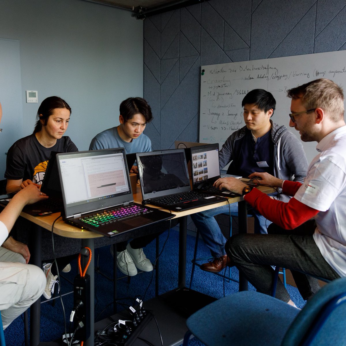BWI_IT's tweet photo. Halbzeit beim 5. BWI #Data #Analytics #Hackathon: Datenenthusiasten von BWI, @bundeswehrInfo, @suhamburg, @unibw_m & @ITZB arbeiten seit Montag intensiv an Lösungen für ihre Challenges. Wir sind gespannt auf das Gewinnerteam! #WeMakeDataMagic #ITfürDE https://t.co/vcCPDMQmHA