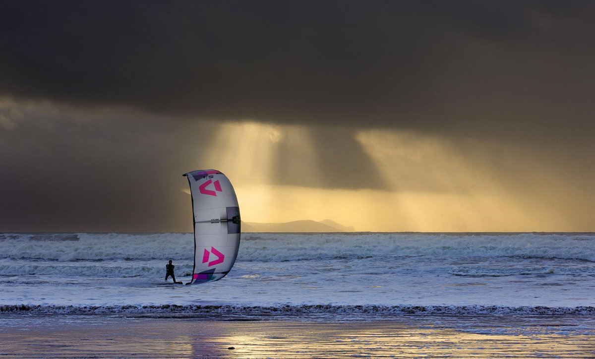 Kite🌊 High...The amazing Lucas Machowski Kite Surfer, Videographer & Photographer extraordinaire, Killarney, on Inch Beach, Dingle Peninsula, availing of the winter winds. #kitesurfing #wildatlanticway #inchbeach #wintersun @wildatlanticway @DinglePeninsula
