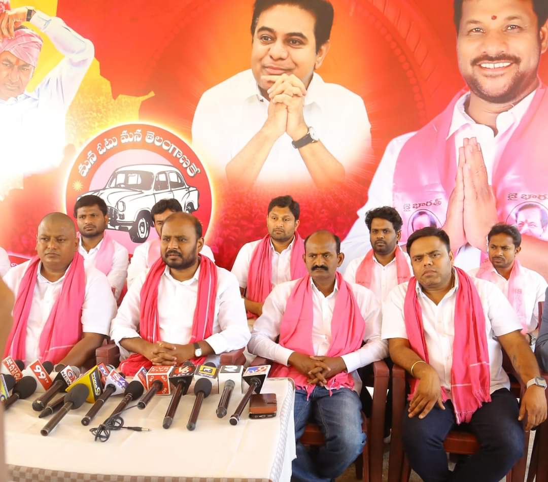 ASHOKDUSARI's tweet photo. ఖానాపూర్ బీ.ఆర్ యస్ పార్టీ అభ్యర్థి జాన్సన్ నాయక్ గారిని గెలిపించాలని మీడియా సమావేశం ద్వారా ప్రజలకు విజ్ఞప్తి చేసిన ఎన్నారై బీ.ఆర్.యస్ నాయకులు.

#KCROnceAgain #PhirEkBaarKCR #VoteForCar #BRSParty #nribrs https://t.co/zzjT5nexII