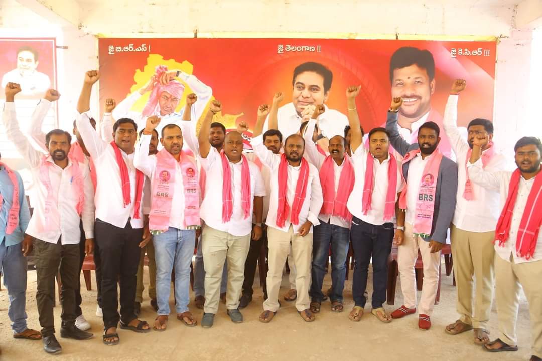ASHOKDUSARI's tweet photo. ఖానాపూర్ బీ.ఆర్ యస్ పార్టీ అభ్యర్థి జాన్సన్ నాయక్ గారిని గెలిపించాలని మీడియా సమావేశం ద్వారా ప్రజలకు విజ్ఞప్తి చేసిన ఎన్నారై బీ.ఆర్.యస్ నాయకులు.

#KCROnceAgain #PhirEkBaarKCR #VoteForCar #BRSParty #nribrs https://t.co/zzjT5nexII