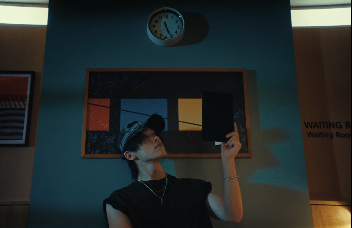 minghaocheol_'s tweet photo. someone pointed out that at one point the clock shows 5:26 .. 🥹 

ok u love ur team u love ur crew https://t.co/tHoFQJJjQZ