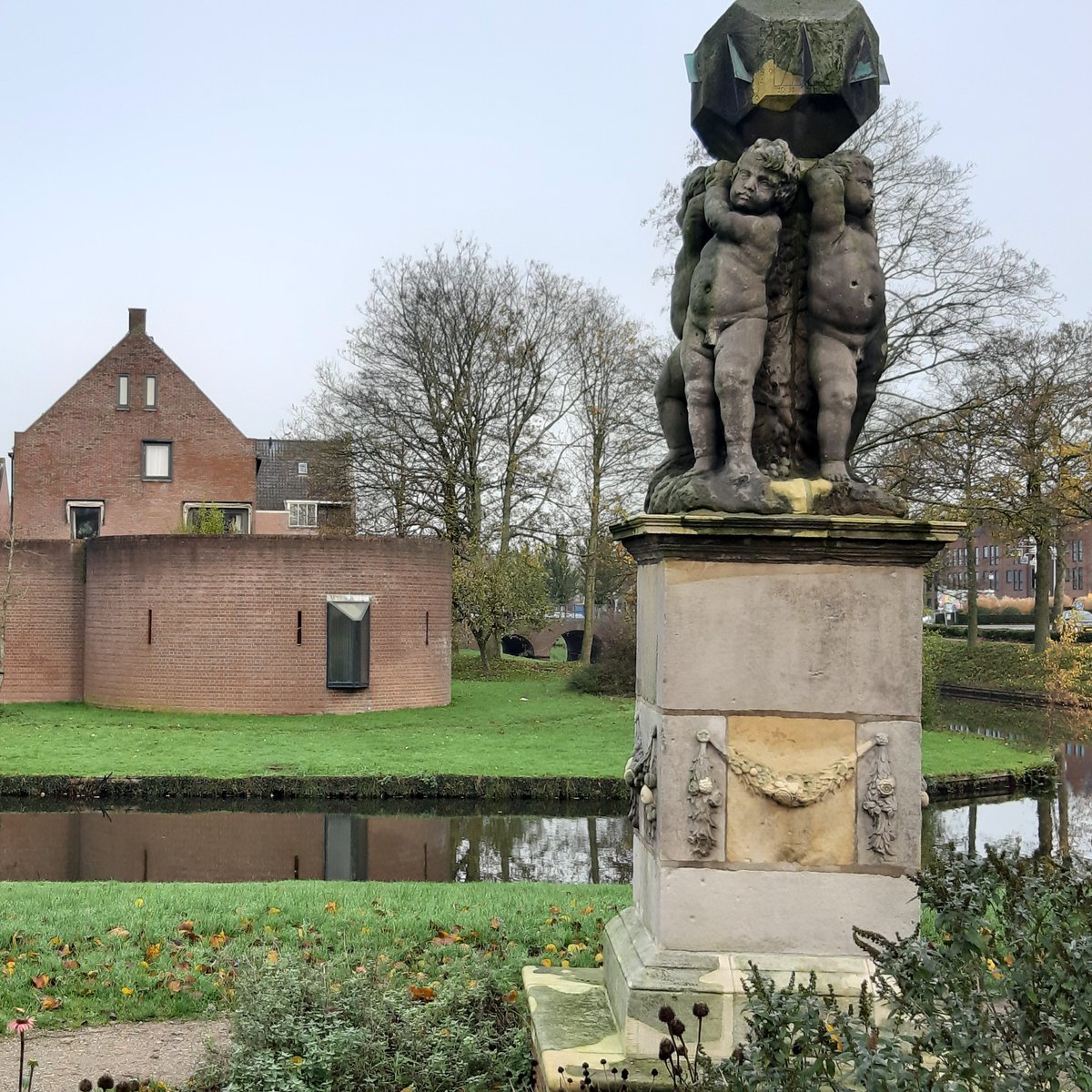 LandvBrederode's tweet photo. De 17e eeuwse achtvlakkige zonnewijzer op de Lijnbaan is afkomstig van het lusthof Amaliastein in het Viaanse bos. Na de sloop van Amaliastein komt de zonnewijzer in particuliere handen. In 1958 schenken de eigenaren de zonnewijzer aan de gemeente Vianen. https://t.co/FmOkjjKb3X