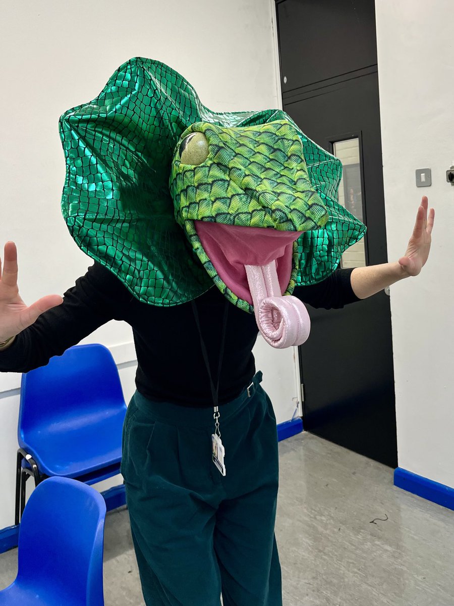 Another normal day in the office…

⁦@QueensTheatreH⁩ #DickWhittington #itsbehindyou #EddieLizard #costumedesign