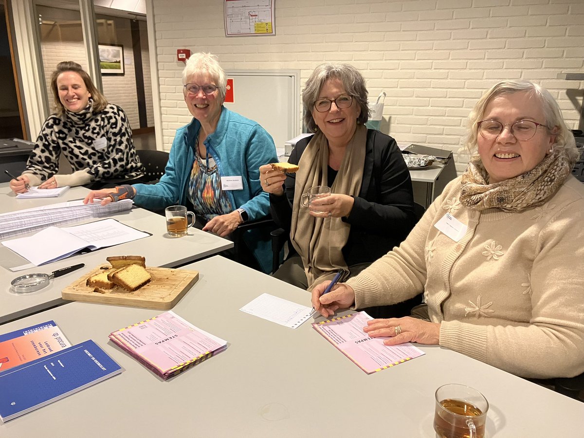 En dan naar het gezelligste stembureau waar de koffie met zelfgebakken cake voor alle stemmers klaarstaat in De Pol in Bentelo! De koffie blijft warm tot 21 uur en uw stem is welkom. <a href="/gemhofvantwente/">Gemeente Hof van Twente</a> #TK23