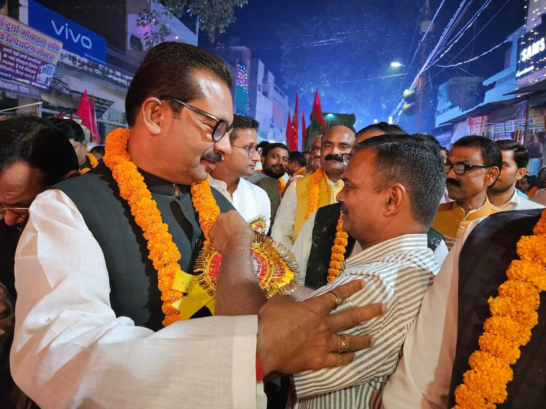 sanjayguptamla's tweet photo. आज नया बाजार भरवारी रामलीला कमेटी के ऐतिहासिक भव्य शोभायात्रा में उपस्थित होकर पूजा अर्चना कर समस्त सम्मानित नगरवासियों के स्वस्थ एवं खुशहाल रहने की प्रार्थना किया... https://t.co/SbSJIN8nH1