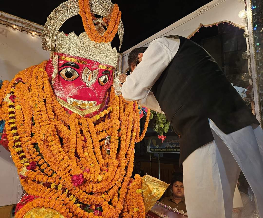sanjayguptamla's tweet photo. आज नया बाजार भरवारी रामलीला कमेटी के ऐतिहासिक भव्य शोभायात्रा में उपस्थित होकर पूजा अर्चना कर समस्त सम्मानित नगरवासियों के स्वस्थ एवं खुशहाल रहने की प्रार्थना किया... https://t.co/SbSJIN8nH1