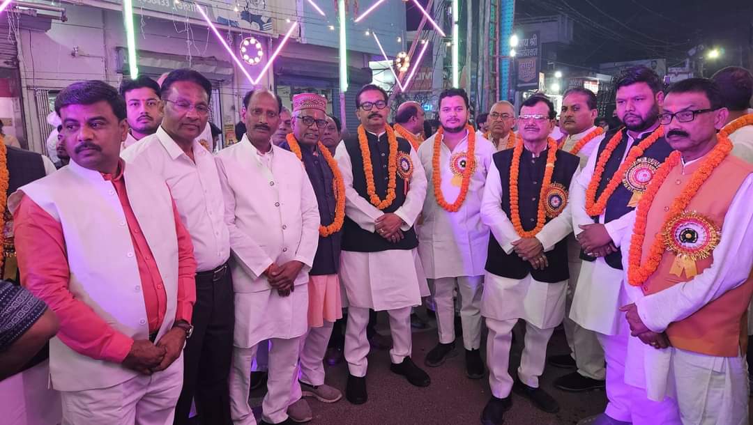 sanjayguptamla's tweet photo. आज नया बाजार भरवारी रामलीला कमेटी के ऐतिहासिक भव्य शोभायात्रा में उपस्थित होकर पूजा अर्चना कर समस्त सम्मानित नगरवासियों के स्वस्थ एवं खुशहाल रहने की प्रार्थना किया... https://t.co/SbSJIN8nH1