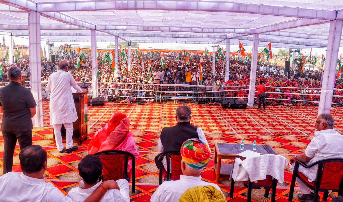 ashokgehlot51's tweet photo. 1 उद्देश्य, नं.1 प्रदेश!

कांग्रेस की 7 गारंटियां 
सप्ताह के पूरे 7 दिन

हमारा एक ही उद्देश्य नंबर एक प्रदेश

आज जोधपुर ग्रामीण के बालेसर की कांग्रेस गारंटी यात्रा में इसी एक उद्देश्य के लिए प्रत्याशी श्रीमती मीना कंवर को मतदान करने की अपील की।

#गहलोत_की_गारंटी
#कांग्रेस_फिर_से https://t.co/pWvj2dpnUb