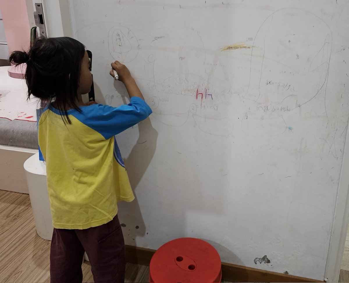 ridwanhr's tweet photo. Ada 1 spot tembok di rumah yang kita bebasin buat anak anak gambar. Jadi bagian tembok lain di rumah aman dari corat coret

Kalau cat temboknya bagus, bersihinnya gampang sebenernya. Ini udah berapa kali dihapus, tembok masih bagus aja

Tebak merek cat? https://t.co/rjwp0ZQAaO