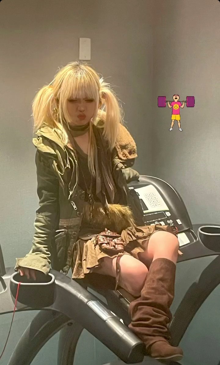 namoraria comigo?

Nome: Himiko Toga 
Altura: 1,57cm.
Idade: 18 anos
Sexualidade: pan
Animal: sem preferência 
Cor favorita: rosa
Comida: romãs 
Bebida: sangue
Filme: qualquer um de terror
Hobbie: amar de mais