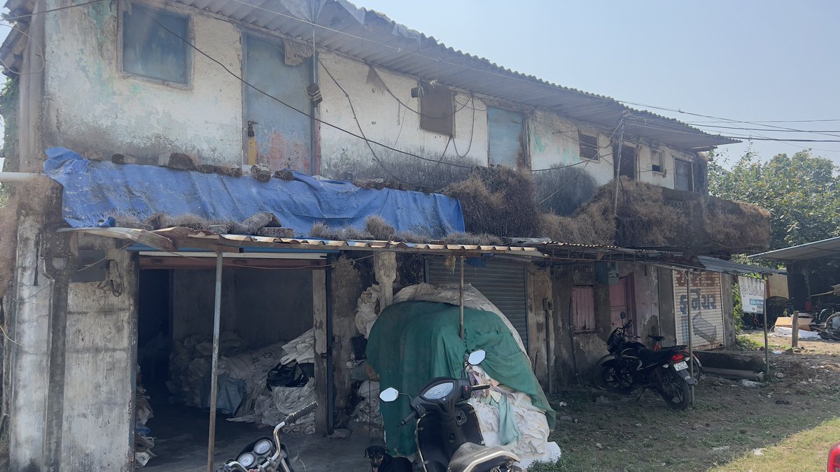 iamnulwalla's tweet photo. 🚨 Urgent: Dilapidated property in Valsadi Zapa Pardi, opposite masjid, poses a serious risk! Numerous tenants at risk. Despite informing Nagarpalika Pardi, no action taken. Lives, especially children, at stake. Calling for immediate attention! 🆘 @PMOIndia @collectorvalsad https://t.co/gmnEP8ErS8