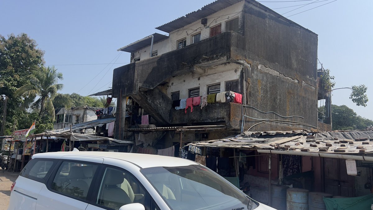 iamnulwalla's tweet photo. 🚨 Urgent: Dilapidated property in Valsadi Zapa Pardi, opposite masjid, poses a serious risk! Numerous tenants at risk. Despite informing Nagarpalika Pardi, no action taken. Lives, especially children, at stake. Calling for immediate attention! 🆘 @PMOIndia @collectorvalsad https://t.co/gmnEP8ErS8