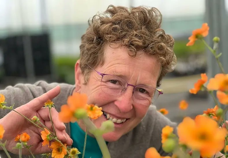 An Honorary VP of @The_RHS and winner of 24 gold medals at Chelsea, @Rosyhardy62 says that the Northumberland landscape has hugely influenced her gardening style. Read our interview to find out which plants she'd take to a desert island: blog.thompson-morgan.com/interview-with…