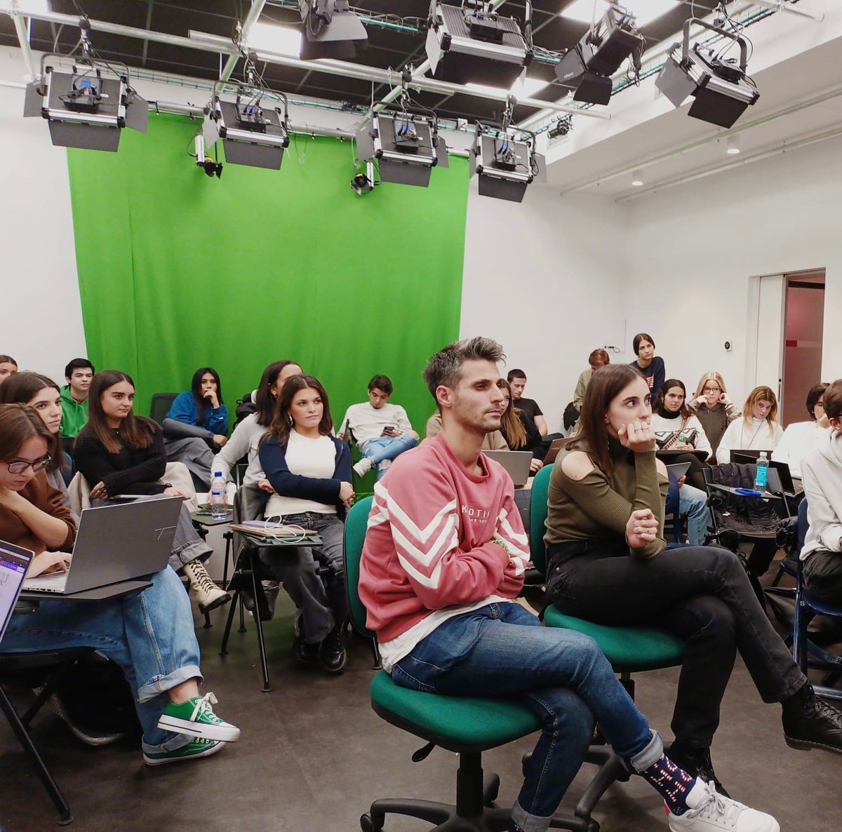 weareadn's tweet photo. El otro día nuestro director general, Willy Padró, y nuestra directora del departamento digital y estrategia, Sara González, dieron una clase en la Universitat Abat Oliba CEU  los alumnos de 3º de Publicidad y RRPP.📹

¡Un placer formar parte de esto!🙌

#WeAreADN https://t.co/Lqwxw2aaM1