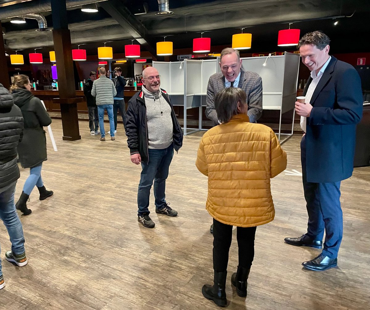 Honderden vrijwilligers zijn voor en achter de schermen keihard aan het werk om de verkiezingen soepel te laten verlopen. Burgemeester @ronkonig en gemeentesecretaris Jan Peter Wassens bezochten een aantal stembureaus om de vrijwilligers een hart onder de riem te steken. 💪