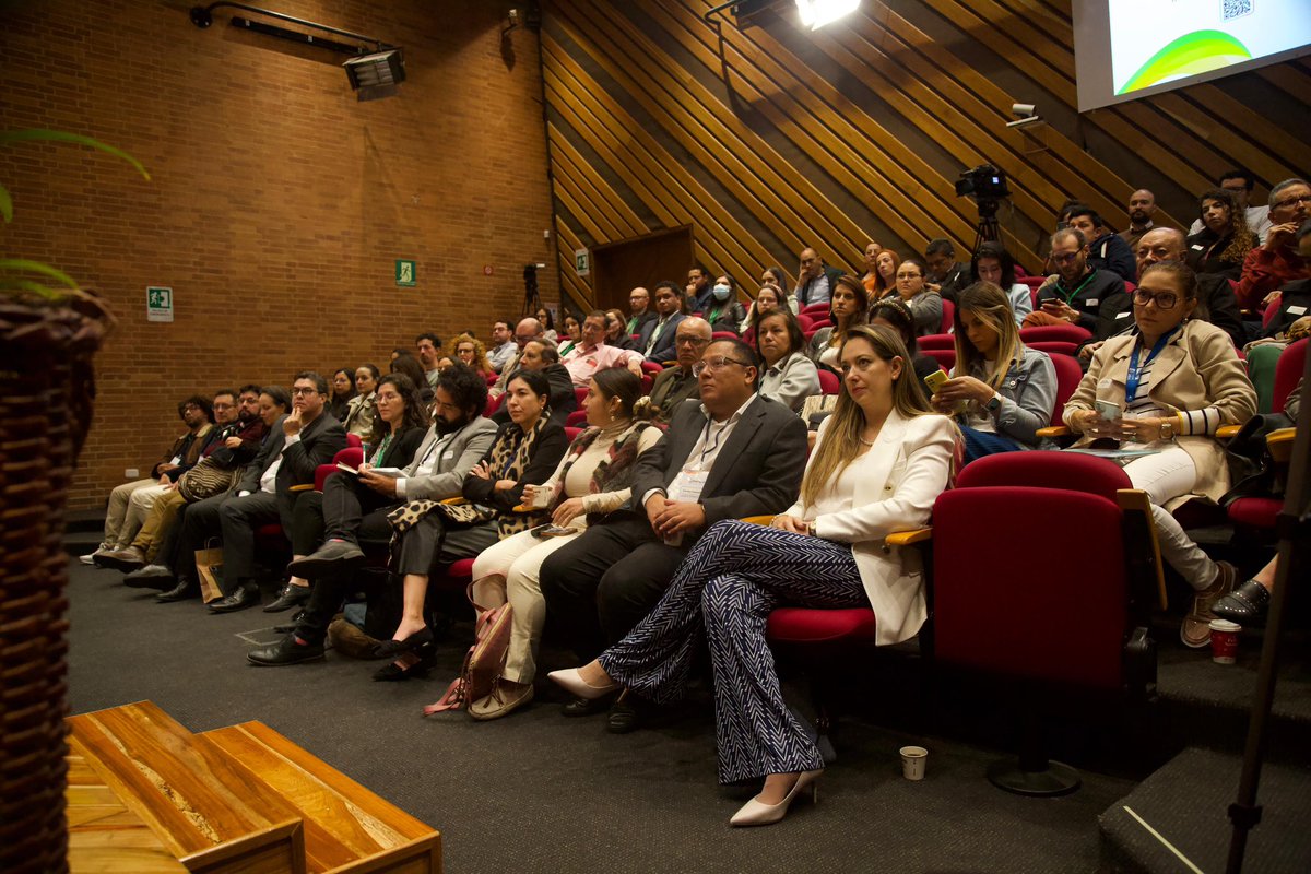 DNP_Colombia's tweet photo. #AEstaHora el #DNP presenta la actualización de la plataforma #Sinergia, una herramienta vital para el seguimiento y evaluación de políticas públicas, así como del Plan Nacional de Desarrollo.

Los invitamos a conectarse #EnVivo 🎥 https://t.co/Dvs6Ck7f6q https://t.co/ZpAC6B8tsK