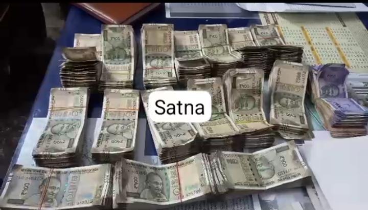 SP Railway Jabalpur (@sprailjabalpur) on Twitter photo रेलवे स्टेशन सतना में जीआरपी  ने चेकिंग के दौरान ट्रेन में बिना वैध अनुज्ञप्ति के ले जा रहे 9,00,000 रूपये को किया जप्त। रेलवे स्टेशन सतना में जीआरपी  ने चेकिंग के दौरान ट्रेन में बिना वैध अनुज्ञप्ति के ले जा रहे 9,00,000 रूपये को किया जप्त।