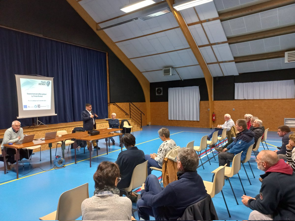 .<a href="/stephperrin35/">Stephane Perrin-Sarzier 🇫🇷🇪🇺 Bzh 🏳️‍🌈</a> présentait hier soir le réseau public de fibre optique breton aux habitants de La Trinité-Porhoët. Tous les foyers et entreprises de cette commune du Morbihan sont d'ores-et-déjà raccordables 🚀