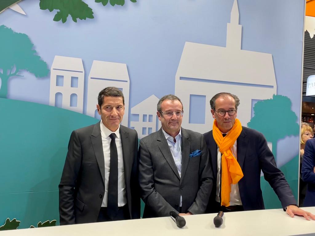 🟧 Cyril Luneau (@cyrilluneau) on Twitter photo Très heureux de recevoir au <a href="/salondesmaires/">Salon des Maires et des Collectivités</a> le <a href="/PresidentAmf/">Président de L’AMF</a>, <a href="/davidlisnard/">David Lisnard</a> et <a href="/fallacher/">JF Fallacher</a> pour une déclaration commune sur la toute nouvelle offre Orange Satellite. <a href="/orange/">Orange</a> apporte le Très Haut Débit partout et pour tous en France !
#THD #SMCLOrange #SMCL2023 Très heureux de recevoir au <a href="/salondesmaires/">Salon des Maires et des Collectivités</a> le <a href="/PresidentAmf/">Président de L’AMF</a>, <a href="/davidlisnard/">David Lisnard</a> et <a href="/fallacher/">JF Fallacher</a> pour une déclaration commune sur la toute nouvelle offre Orange Satellite. <a href="/orange/">Orange</a> apporte le Très Haut Débit partout et pour tous en France !
#THD #SMCLOrange #SMCL2023